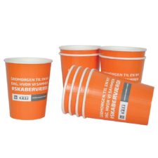Gobelet en carton personnalisée, Custom printed paper cups, Kubki papierowe z nadrukiem indywidualnym, Pappbecher mit individuell bedruckt, Pappersmuggar med eden tryck.