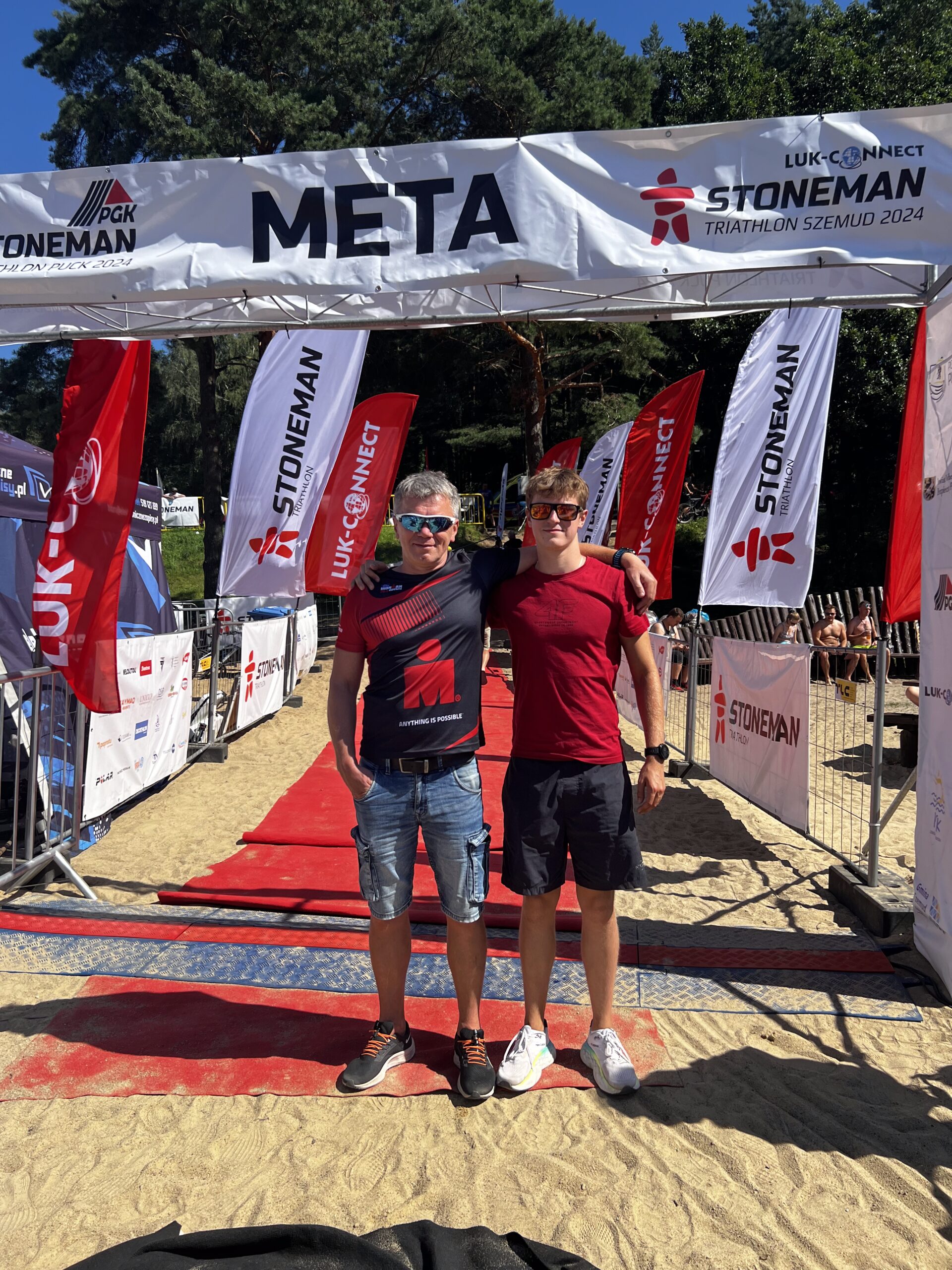 Zwycięzca w stroju Unicup na podium