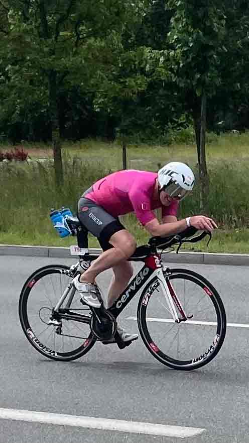 Zawodnik Unicup na trasie triathlonu